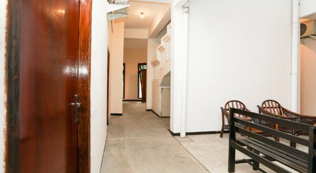 OYO 1374 Semampir Residence At Ahmad Yani, Book Hotel Hoteller i Siwalapkerto med parkering, Parkering