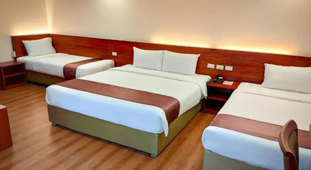 Четырёхместный номер Standard с балконом 456 Hotel