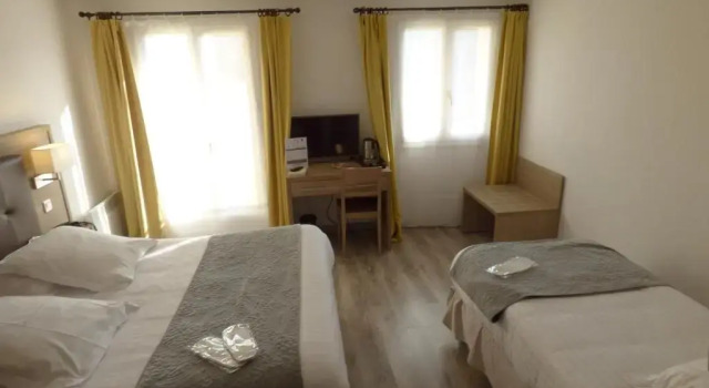 Трёхместный номер Superior Hôtel Les Comtes de Pardiac