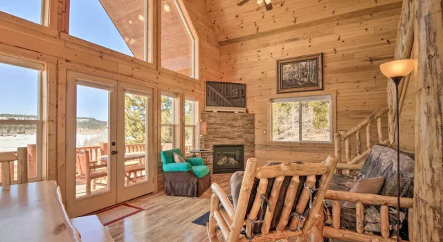 Whistling Woods Cabin: Meadow Views + Gas Grill!, Book Feriehus Sommerhuse i Kane County, Hytte