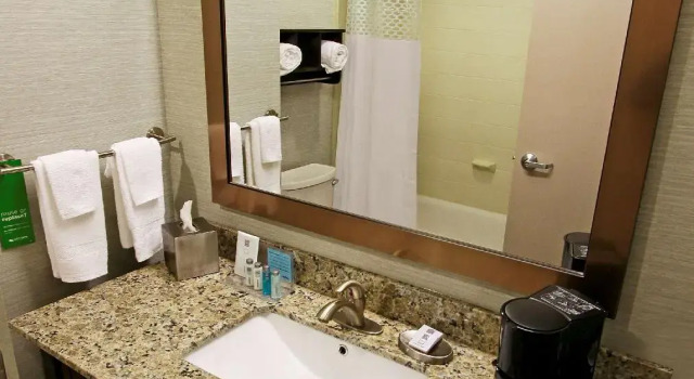 Четырёхместный номер Standard Hampton Inn & Suites Winnie