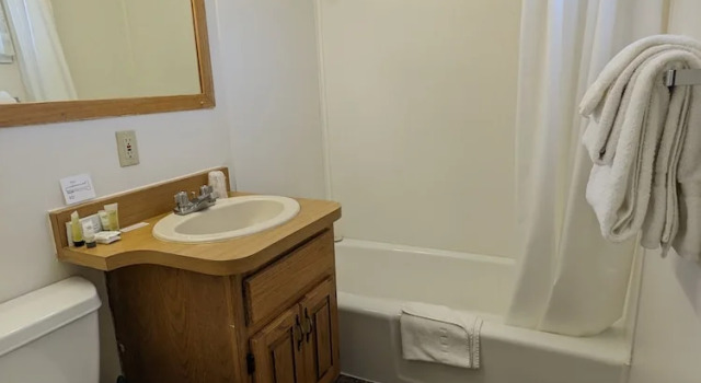 Номер Standard с видом на озеро Western Riviera Lakeside Lodging