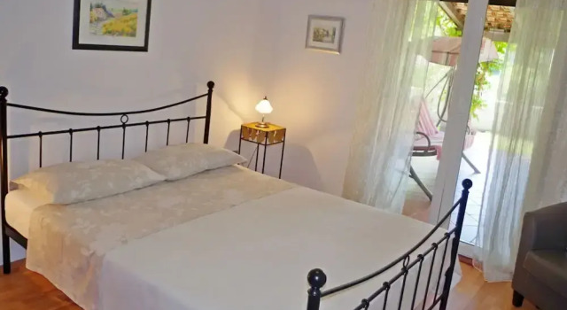 Апартаменты Comfortable apartment with covered  terrace and fenced garden