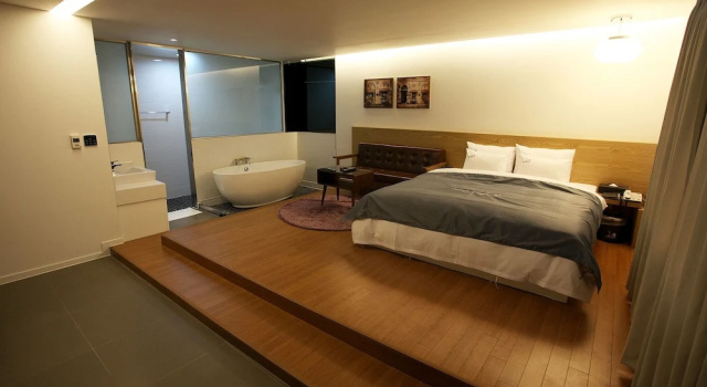 Suite May AVE