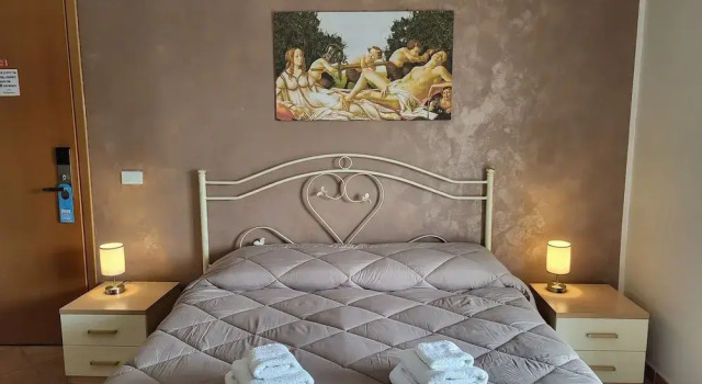 Четырёхместный номер Standard с балконом и с видом на бассейн B&B Magna Grecia