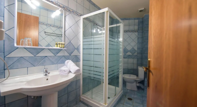 Трёхместный семейный номер Standard с балконом и с видом на озеро Hotel Kastoria in Kastoria City