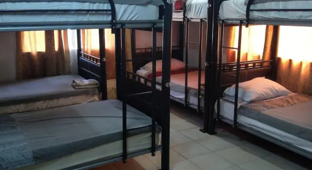 Кровать в общем номере The Red Hut Inn
