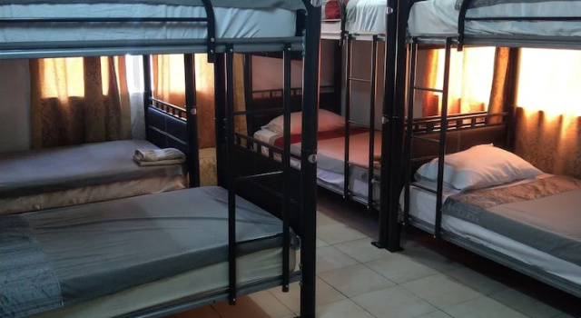 Кровать в общем номере The Red Hut Inn