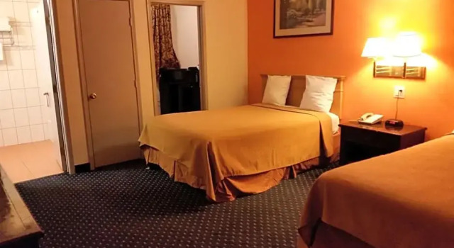 Четырёхместный номер Standard Econo Lodge Fairfield