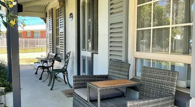 Коттедж с видом на залив Swansea Cottages & Lodge Suites
