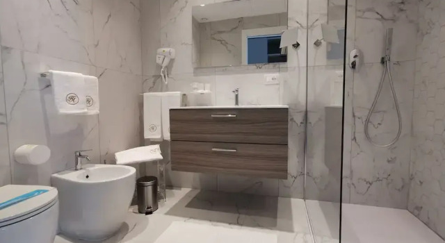 Четырёхместный номер Deluxe с балконом Hotel Astoria