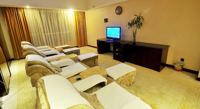 Dianneng International Hotel, Rezerwuj Hotel Hotele w Qujing z parkingiem, Parking