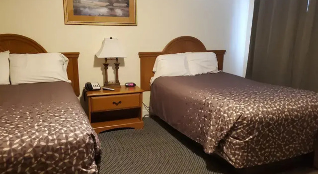 Четырёхместный номер Standard Turnpike Motel