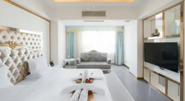 Двухместный люкс Luxury Caiyuan Boutique Hotel (Haikou High-speed Railway East Station North-South Fruit  Store)