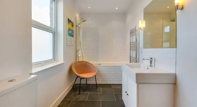1 Bedroom West London Home, Забронировать Отель Лондон Большой Лондон, рядом с Лондонский парк аттракционов КидЗания