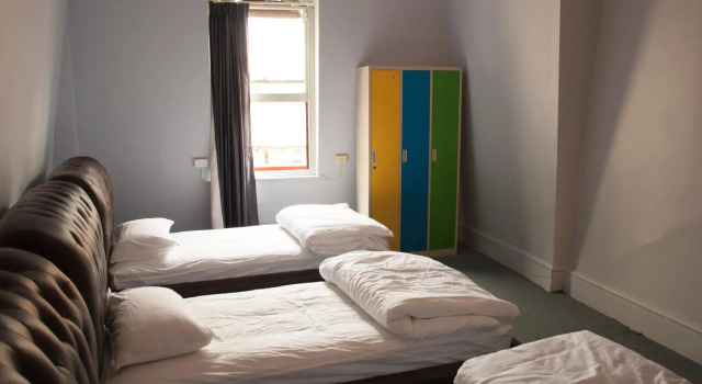 Кровать в общем номере Backpackers Imperial Hotel