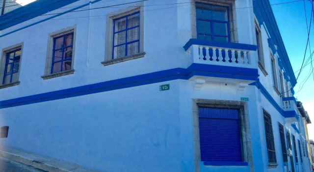 Blue Door Housing Historic Quito, Забронировать Отель Кито Сьерра, рядом с Del Arbolito Park