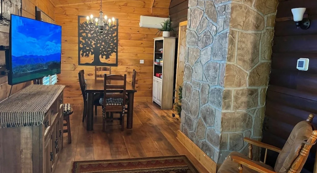 Er258- Sweet Memories Great Location- Close To Town 5 Bedroom Cabin by RedAwning