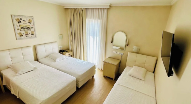 Трёхместный номер Standard с балконом Hotel London