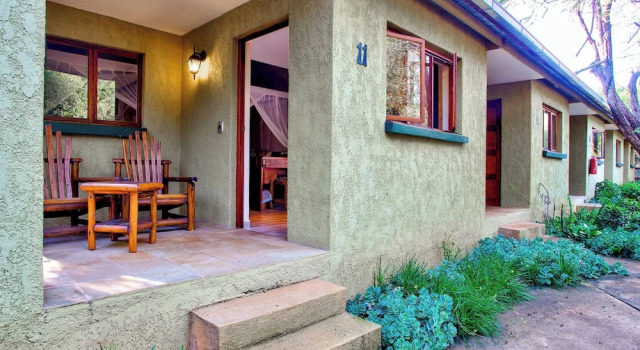 Четырёхместный семейный номер Standard с видом на сад Kubu Safari Lodge