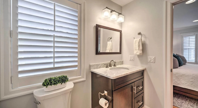 Walk to Belmont Stakes! Retreat w/ Game Room & Gym, Buchen Sie Ferienhaus Saratoga Springs 