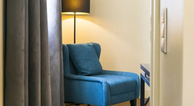 ALTIDO Classy 1BR Apt by the Jardim Dom Luis, in Cais do Sodré, Забронировать Отель Мизерикорди Лиссабон, рядом с Money Museum
