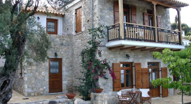 Коттедж Traditional House At Tyros