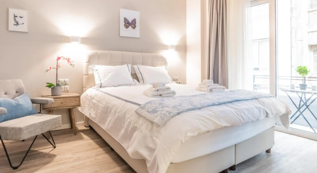 A13 Pristine & Sunny 30m2 flat near Syntagma sq