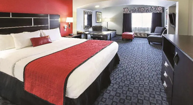 Четырёхместный люкс Deluxe La Quinta Inn & Suites by Wyndham South Dallas - Hutchins