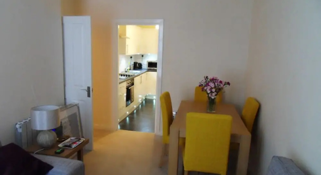 1 bed flat off Royal Mile, Забронировать Отель Старый город Эдинбург, рядом с Национальный музей Шотландии