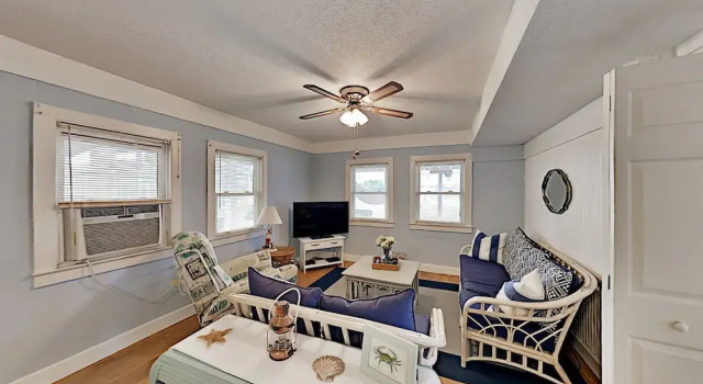 Long Beach Hideaway - Steps To The Sand! 2 Bedroom Duplex