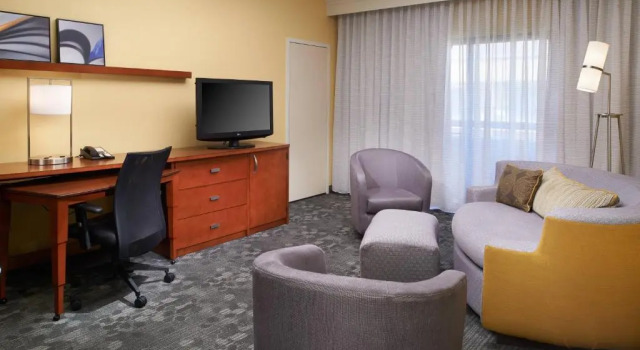 Двухместный люкс c 1 комнатой с балконом Courtyard St. Louis Westport Plaza