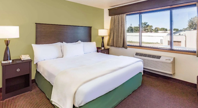 Четырёхместный номер Standard AmericInn by Wyndham Hampton