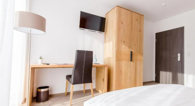 Номер Standard Hotel Vier Jahreszeiten an der Therme & Kliniken Bad Krozingen Nähe Freiburg & Schwarzwald Ideal für Wellness Kur & Business Ausflüge 24h Check In- WLAN & Parken gratis