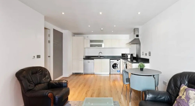 2 Bed W/private Balcony 10 min to Canary Wharf Stn