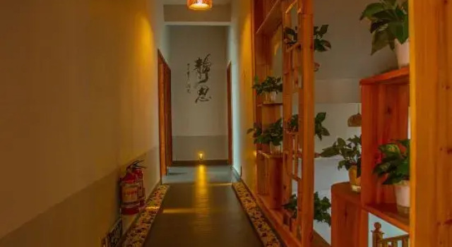 Ā Zhě Kē Cǎi Sè Tī Tián Jǐng Guān Mín Sù