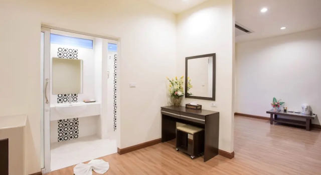 Люкс с балконом Tharakiree Place Hotel