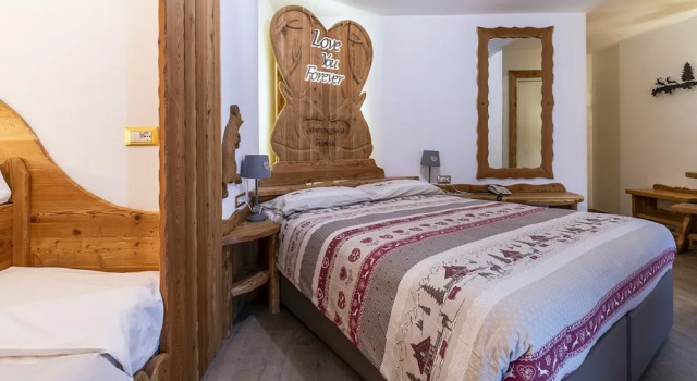 Четырёхместный семейный номер Standard с балконом Hotel Arcangelo 3 stelle Superior
