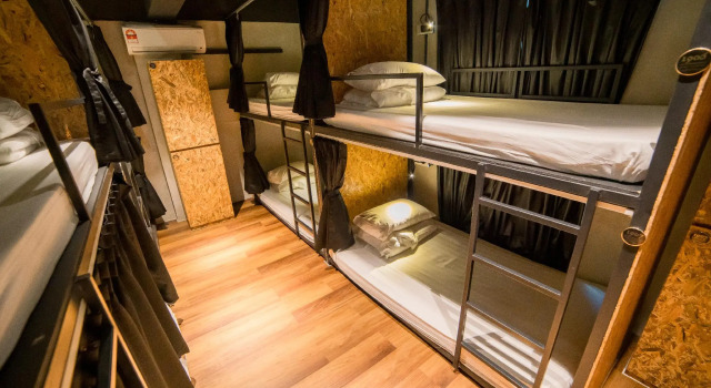Кровать в общем номере Homy Seafront Hostel