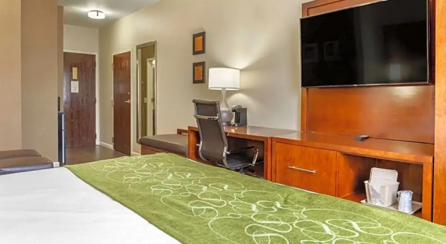 Люкс Deluxe Comfort Suites Dover University Area