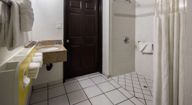 Четырёхместный номер Deluxe Motel 6 Canoga Park, CA