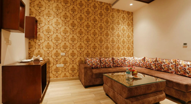 Люкс Hotel Aakriti Clarks Inn Express