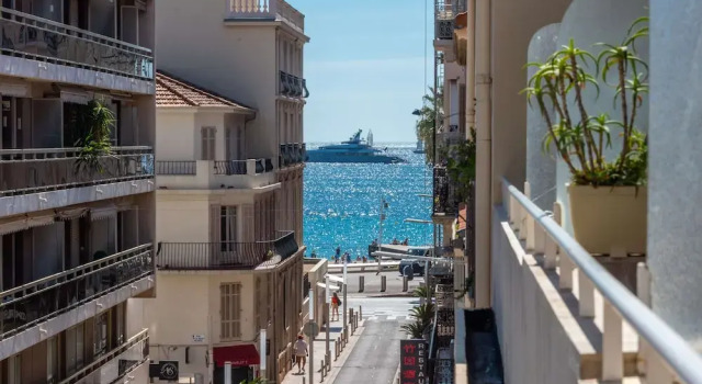 Апартаменты Large Studio Apartment With Terrace and sea View