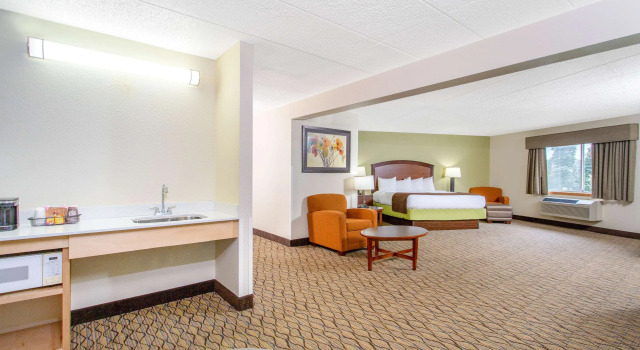 AmericInn by Wyndham Sheboygan, Reserva ahora Hotel Hoteles en Sheboygan con aparcamiento, Aparcamiento