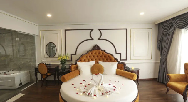 Двухместный люкс Royal Văn Phú Hotel