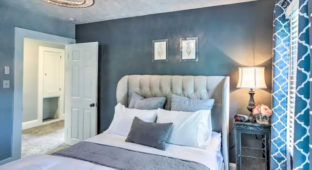 Bright Parma Home w/ Outdoor Space < 10 Mi to Dtwn, Rezerwuj Dom wakacyjny Hotele w Parma Heights z parkingiem, Parking