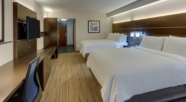 Четырёхместный номер Standard Holiday Inn Express & Suites Troy by IHG