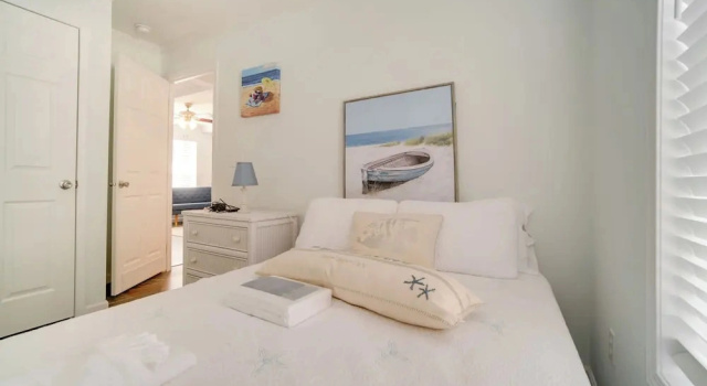 Коттедж Charleston Home w/ Porch - 3 Mi to Folly Beach!