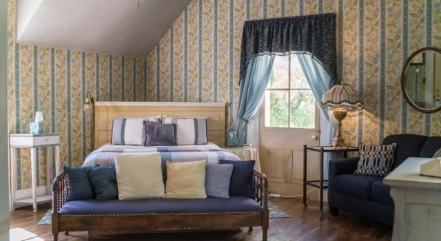 Двухместный номер Deluxe с балконом The Mulberry Inn -An Historic Bed and Breakfast