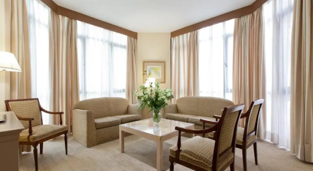 Четырёхместный люкс Отель Espahotel Plaza Basílica